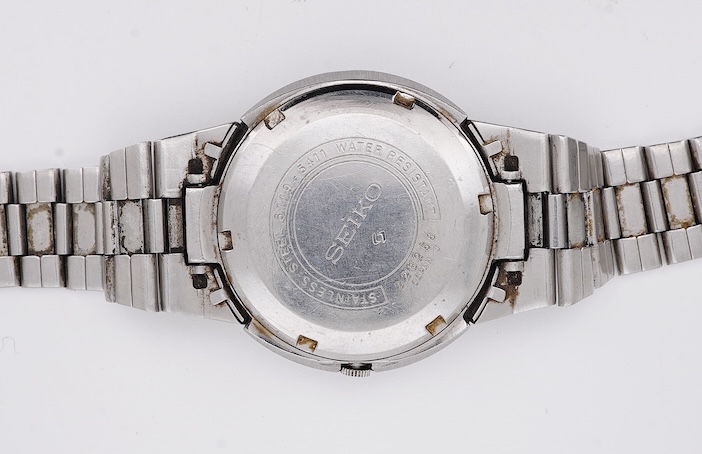 A gentleman's steel Seiko 5 Automatic wrist watch, with oval dial, baton numerals and date aperture, case diameter 40mm, case back numbered 228258, on a stainless steel Seiko bracelet(a.f.), no box or papers. Condition -